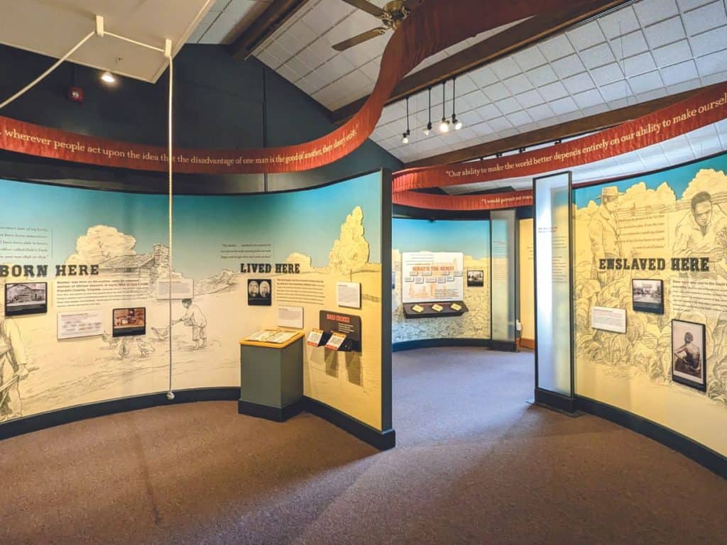 Interior walls depict the life of Booker T. Washington